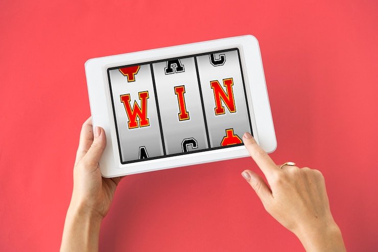 Aplikasi mobile Mandiri menampilkan menu transfer dan navigasi pembayaran