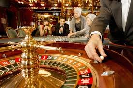 Tampilan permainan Wolf Gold dengan simbol serigala emas dan fitur bonus